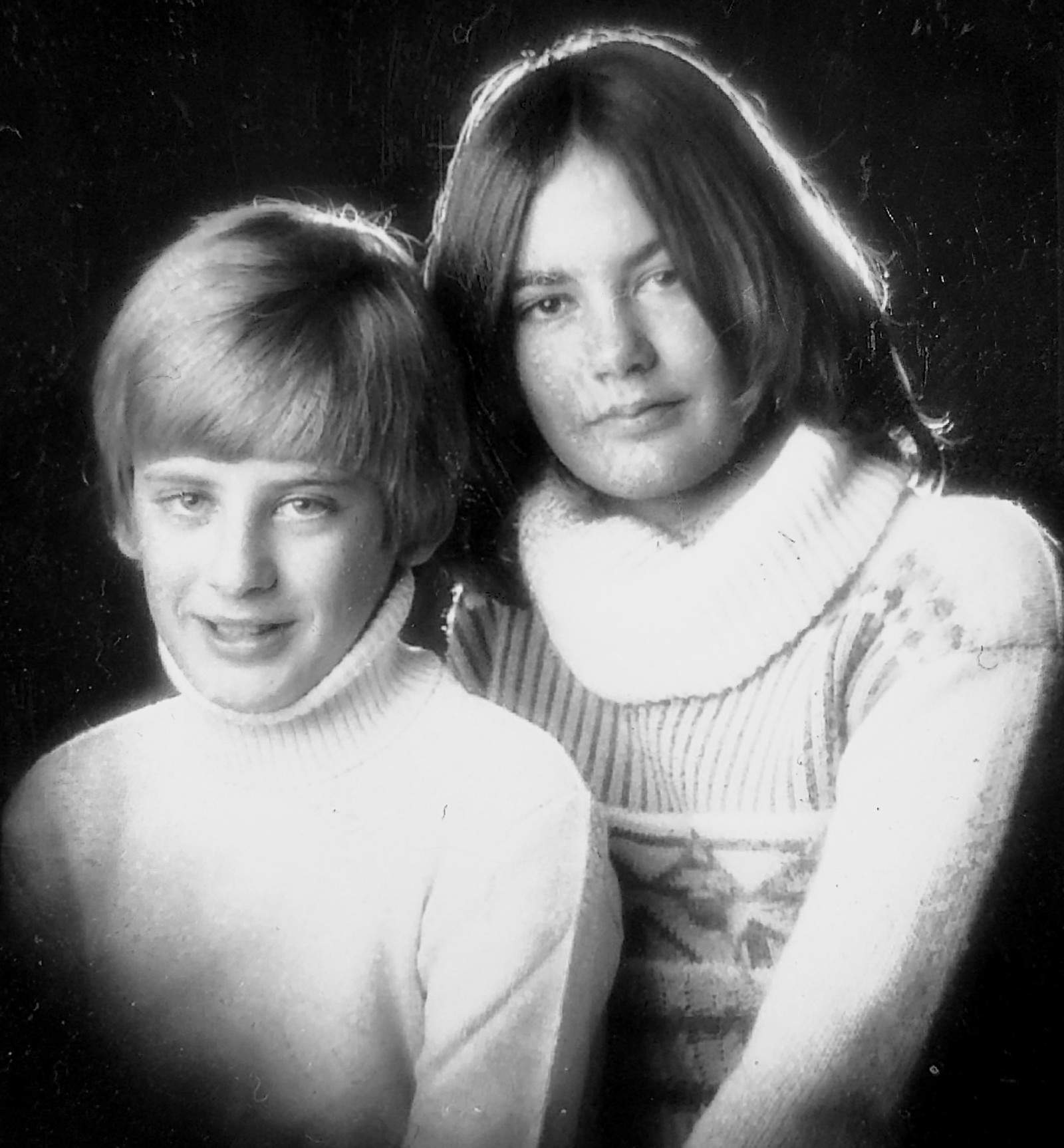 Meine Schwester Tina und ich in jungen Jahren