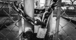 Hinter Gittern