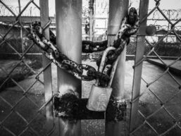 Hinter Gittern