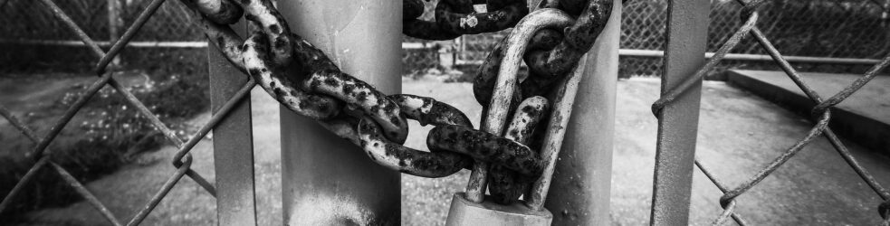 Hinter Gittern