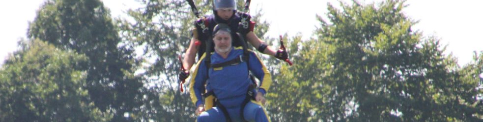 Ich bei der Landung meines Fallschirmsprungs