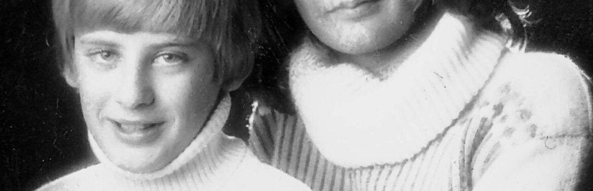 Meine Schwester Tina und ich in jungen Jahren