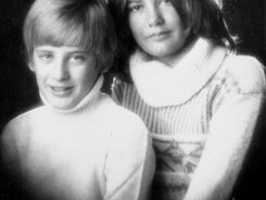 Meine Schwester Tina und ich in jungen Jahren
