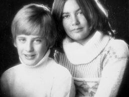 Meine Schwester Tina und ich in jungen Jahren